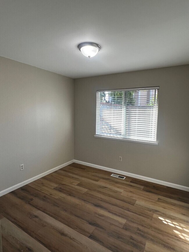 Building Photo - 3 Bedroom/2 Bathroom Single Story Home In ...