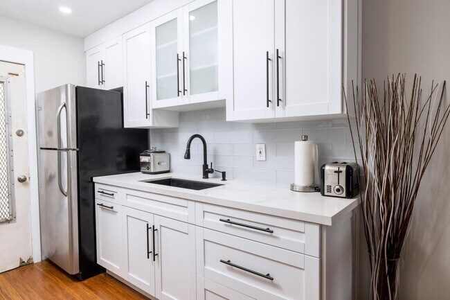 Building Photo - Remodeled, Furnished & Utilities Included!