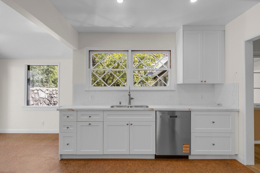Building Photo - 2151 N Altadena Dr