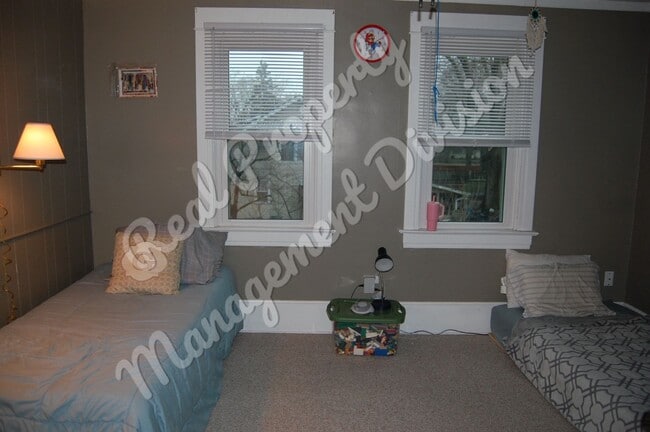 Building Photo - 3 Bed / 1.5 Bath Home | Huge Yard | Screened Front Porch | 2-Car Garage