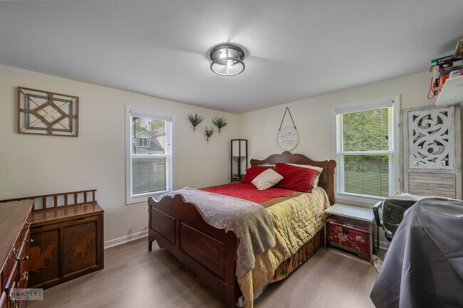 Building Photo - 405 N Bridge St