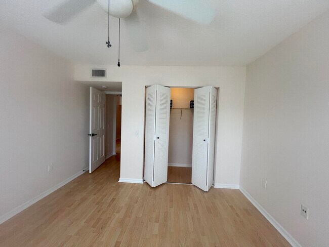 Building Photo - 917 Villa Cir