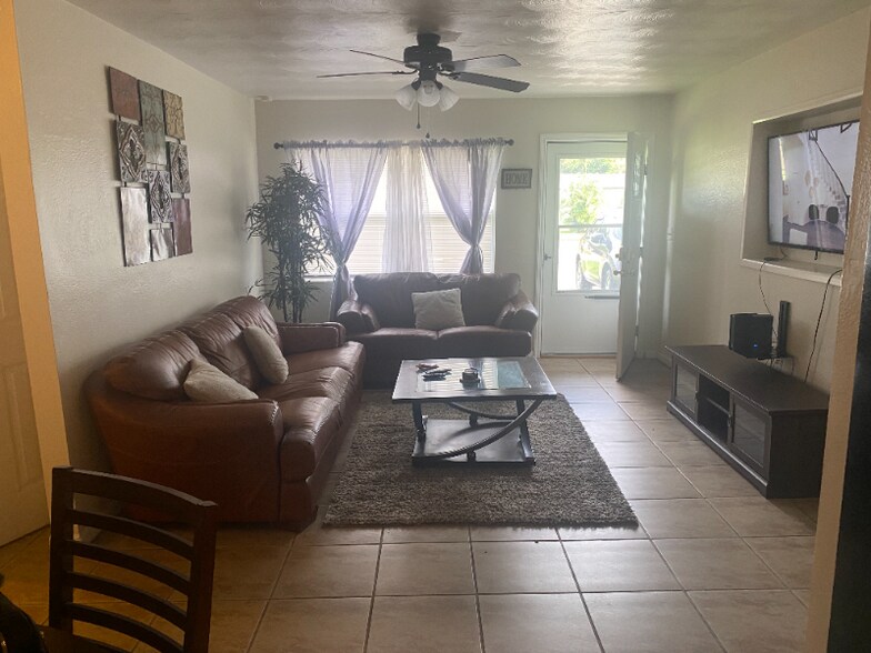 Building Photo - 2522 Stratford Dr