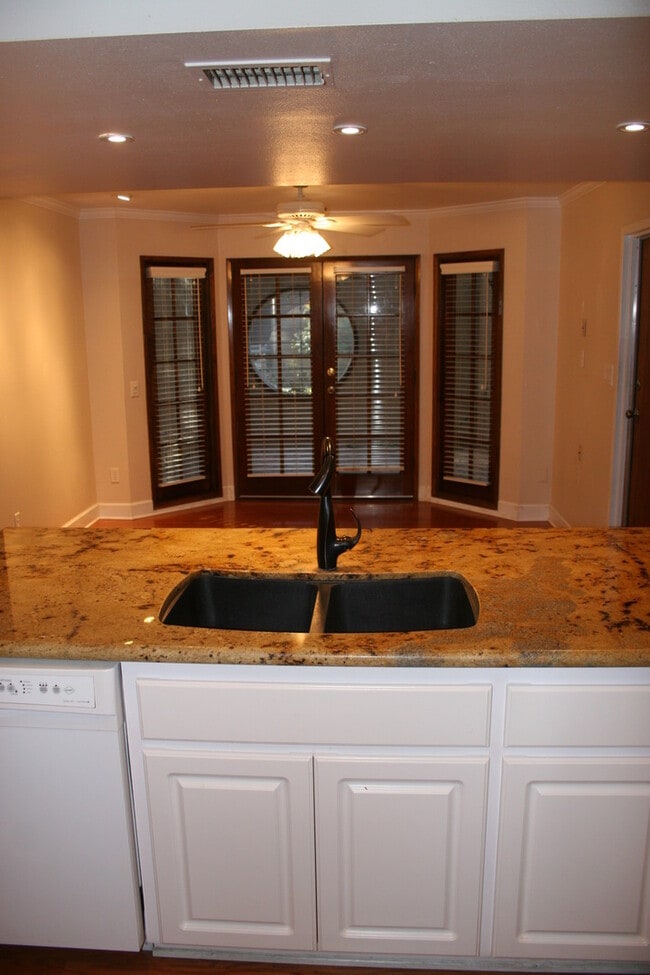 Building Photo - 5500 Lennox Ave