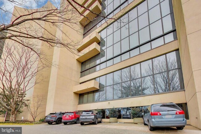 Building Photo - 1101 S Arlington Ridge Rd