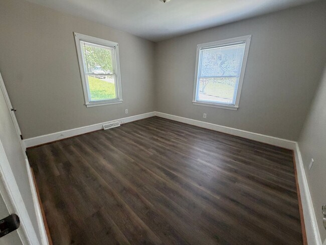 Building Photo - 2 Bed 1 Bath Home