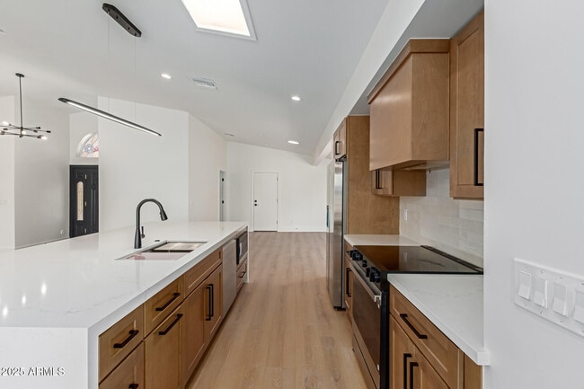 Building Photo - 8883 E Fairway Blvd