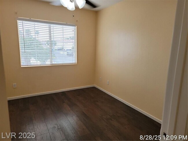 Building Photo - Charming Silverado Ranch Home!