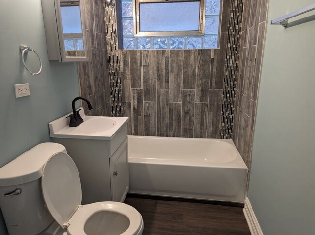Building Photo - Spacious 3BR Unit in Quiet South Side Buil...