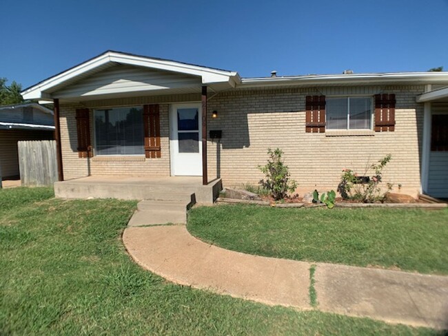 Building Photo - Move -in Special: Three Bedroom Moore!  Be...