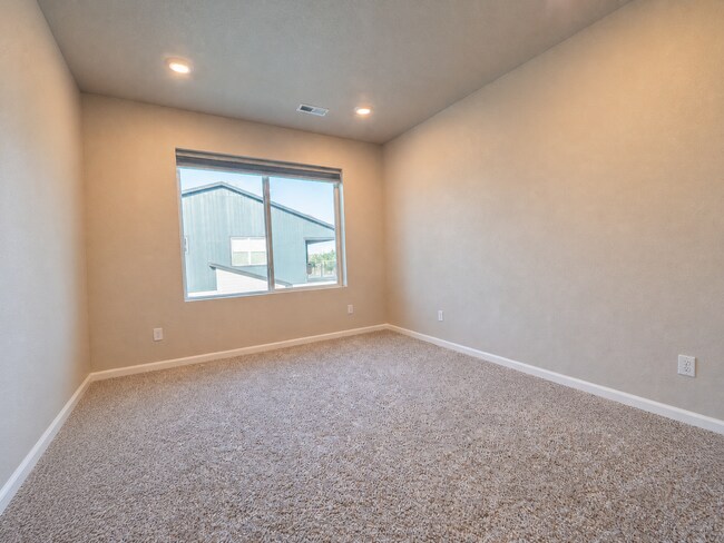 Building Photo - Astonishing 3 Bed/3.5 Bath Tri Level Townhome.   Must see to believe!!