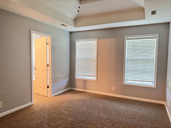 Building Photo - Almost 2000 sq.ft! Super Nice & Clean! 3 B...