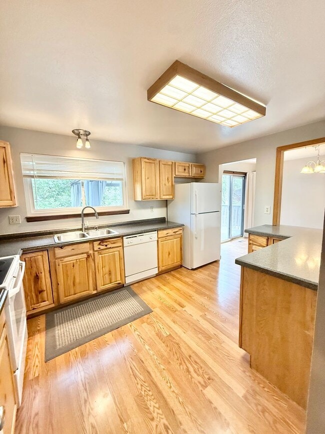 Building Photo - Move in ready home on Flintridge!