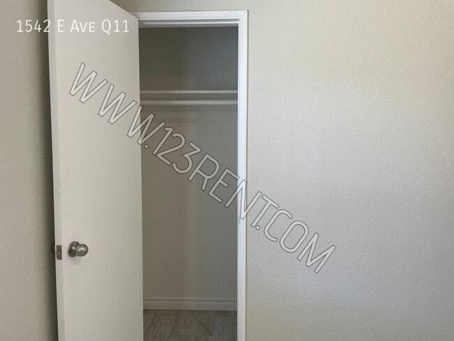 Building Photo - 1542 E Ave Q11