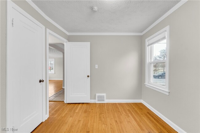 Building Photo - 498 E 250th St