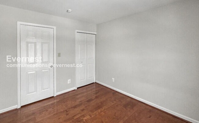 Building Photo - 3 Bed/1.5 Bath Townhome with Fenced Yard / Pet-Friendly / Vouchers Accepted / Available Now!