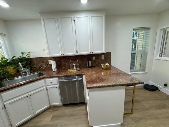 Building Photo - 963 La Mesa Terrace