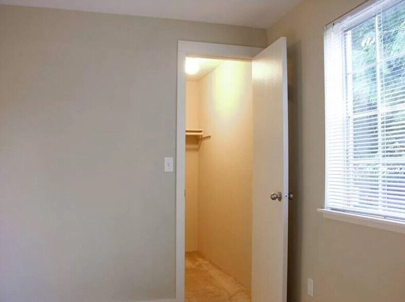 Building Photo - 16817 Larch Way