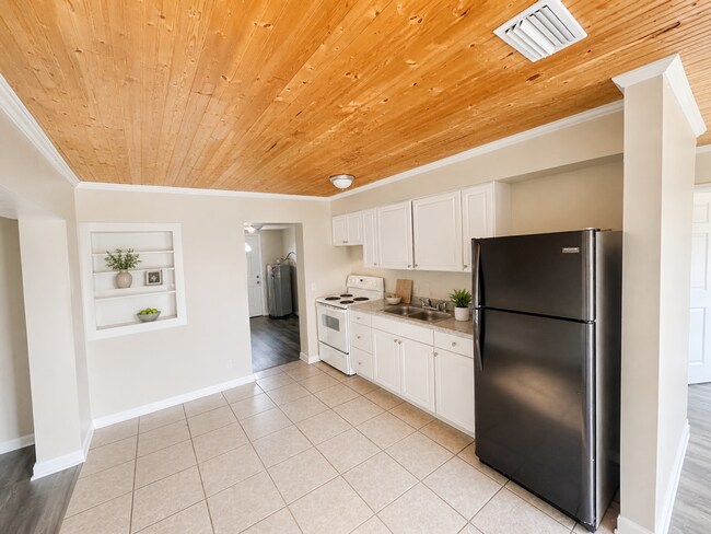 Building Photo - Spacious 3BR/1BA Zephyrhills Home with Large Fenced Backyard!