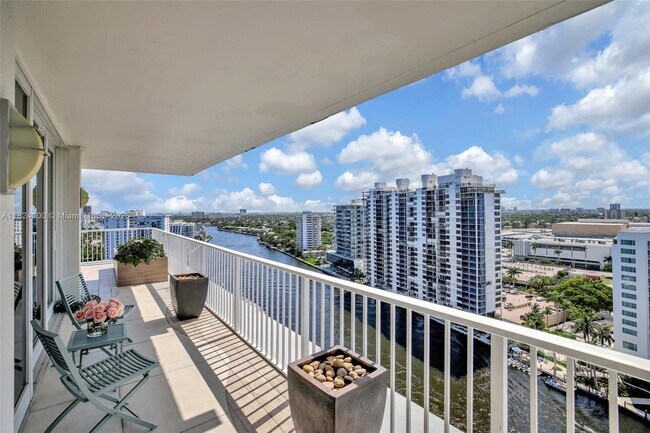 Building Photo - 2800 E Sunrise Blvd