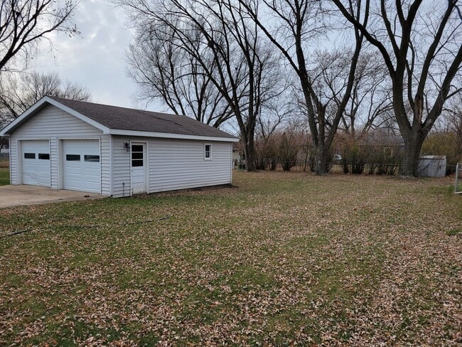 Building Photo - 4 Bed 2 Bath house for Rent!