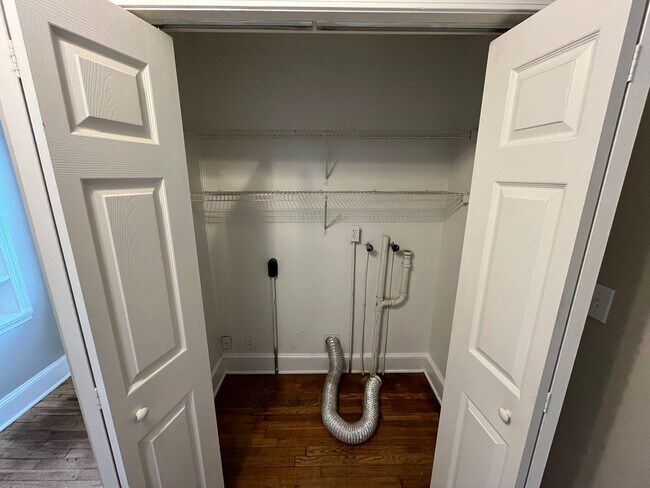 Building Photo - Charming 3-Bedroom 2-Bath with Beautiful Hardwood Floors