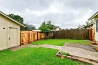Building Photo - 2-Bedroom Duplex with Garage