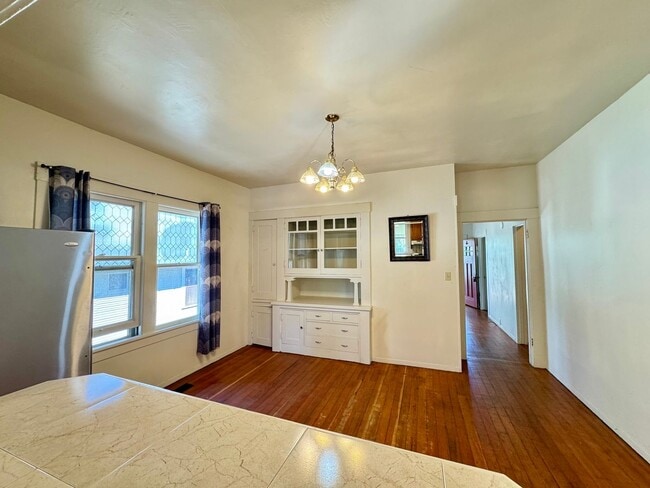 Building Photo - 2 Story home close to downtown