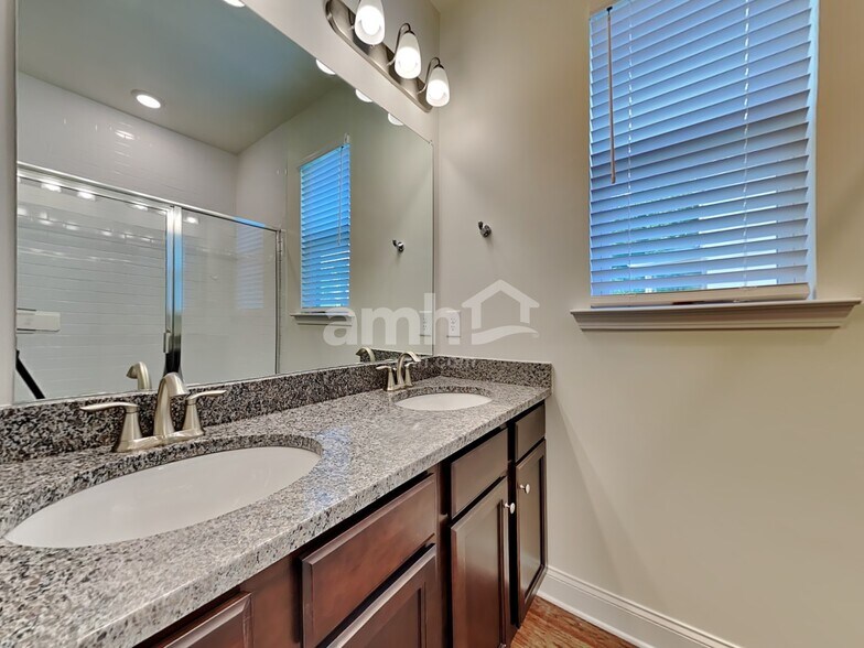 Building Photo - 586 Slew Dr