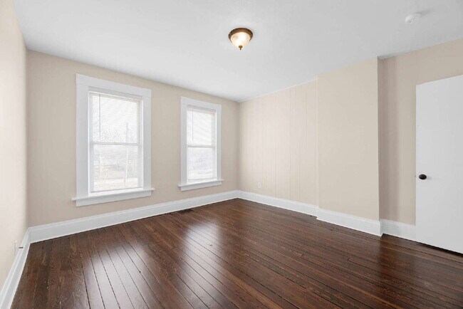 Building Photo - "Beautiful 3-Bedroom, 2-Full Bath Duplex Featuring Hardwood Floors and a Fenced Yard!"