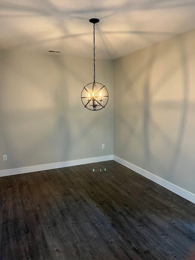 Building Photo - 5733 Twin Oaks Dr