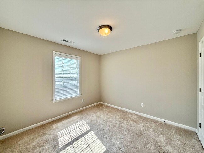 Building Photo - Stunning 3BD, 3.5BA Raleigh Townhome in th...