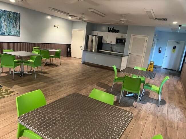 Building Photo - 3300 N Palm Aire Dr