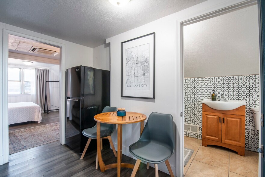 Building Photo - 1895 S 200 E