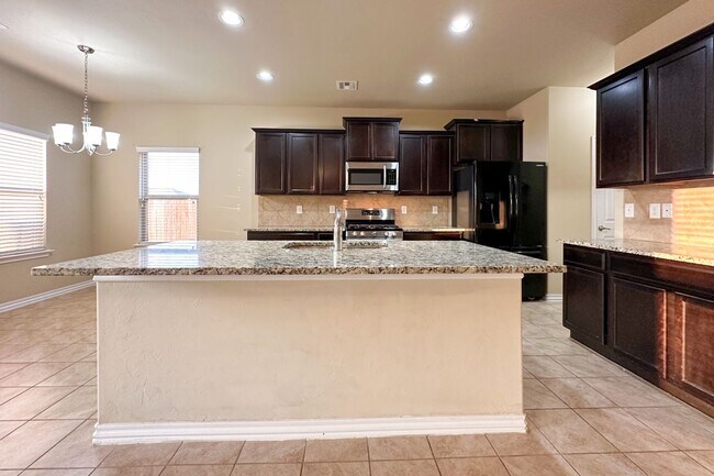 Building Photo - Stunning 5BD, 2 1/2 BTH Home Seconds away from John Kilpatrick Turnpike in YUKON!