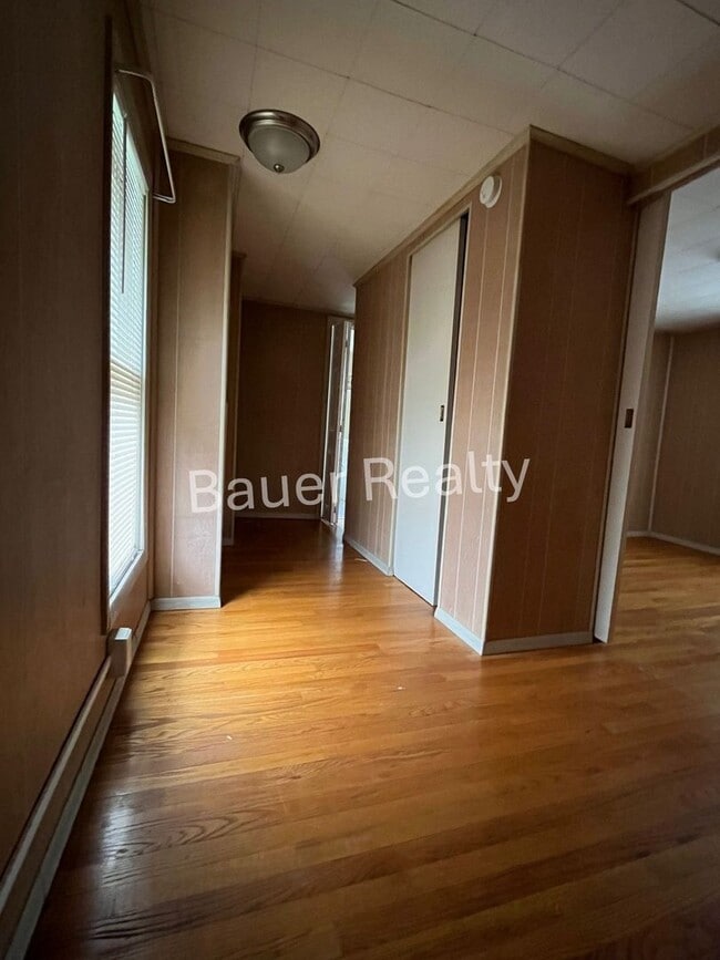 Building Photo - 3 -4 Bedroom Home Near Brookside Park