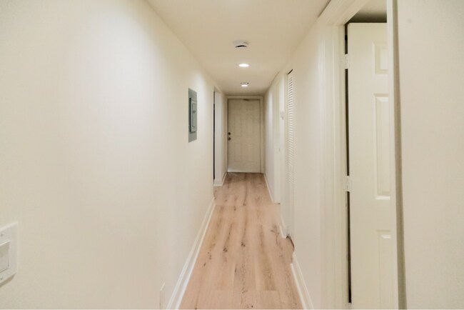 Building Photo - Spacious 2 Bedroom, 2 Bathroom Condominium...