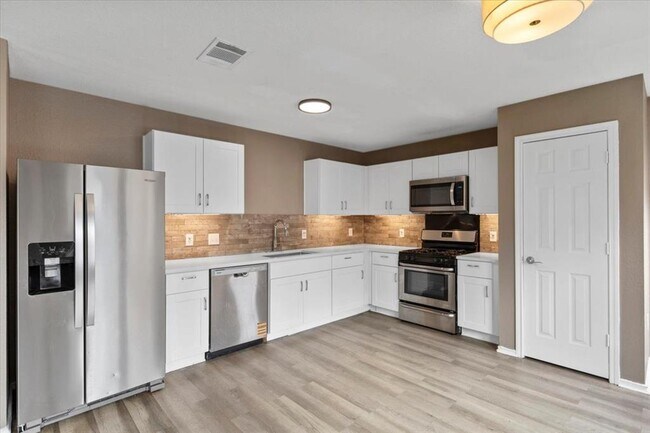 Building Photo - 5621 Abby Ann Ln