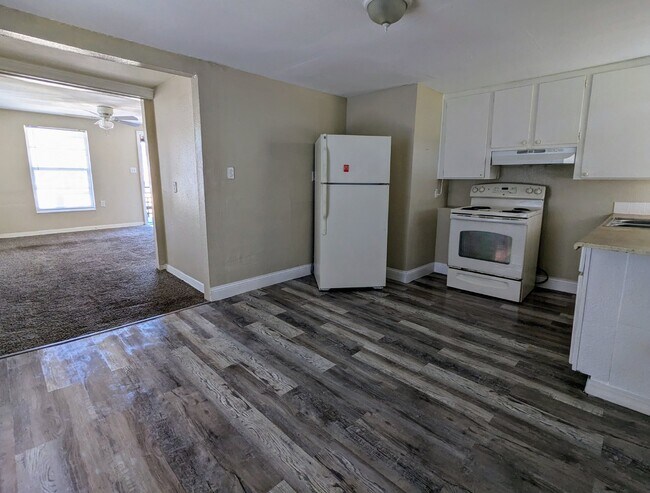 Building Photo - "Charming 3 Bed Duplex for Rent in Jacksonville, FL - Spacious, Convenient, and Ready for You!"