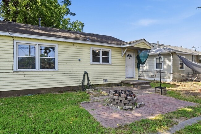 Building Photo - Remodeled Midtown Tulsa Bungalow – Classic Charm with Modern Updates!