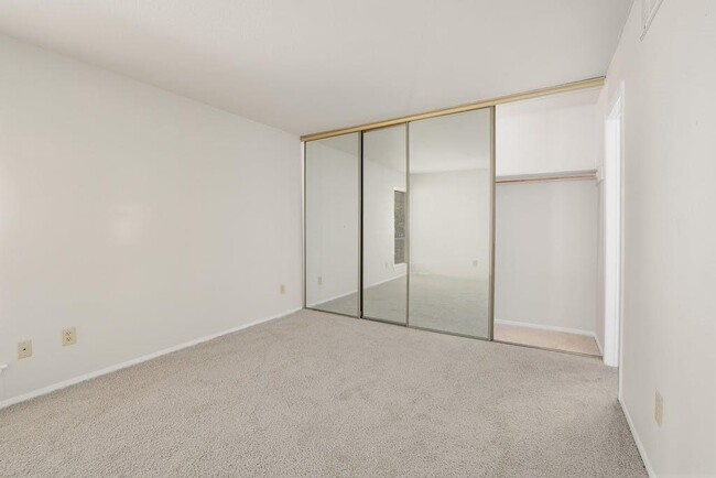 Building Photo - 6910 Hart Ln