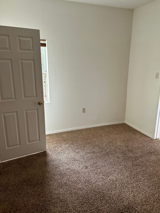 Building Photo - 3 Bedroom 1.5 Bathroom Home In Winslow