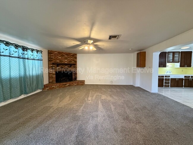 Building Photo - 2332 W Diana Ave