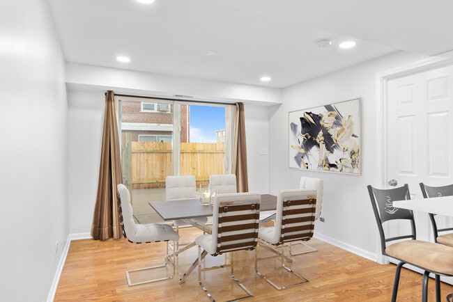 Building Photo - 8824 Robin Dr