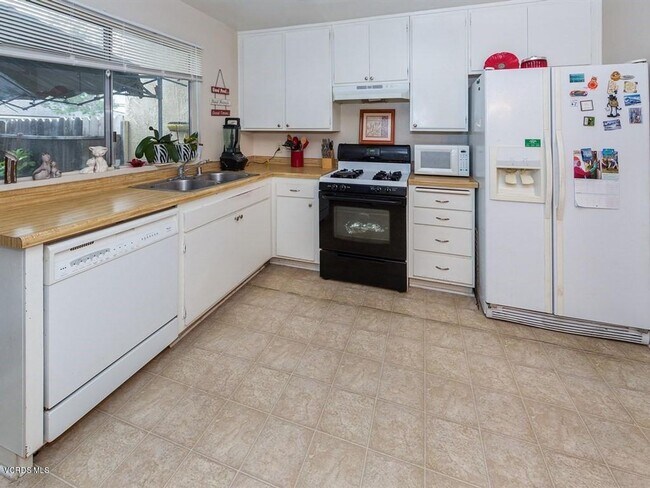 Building Photo - Spacious two story condo with garage