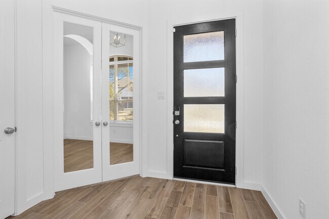 Building Photo - 256 Sky Top Dr