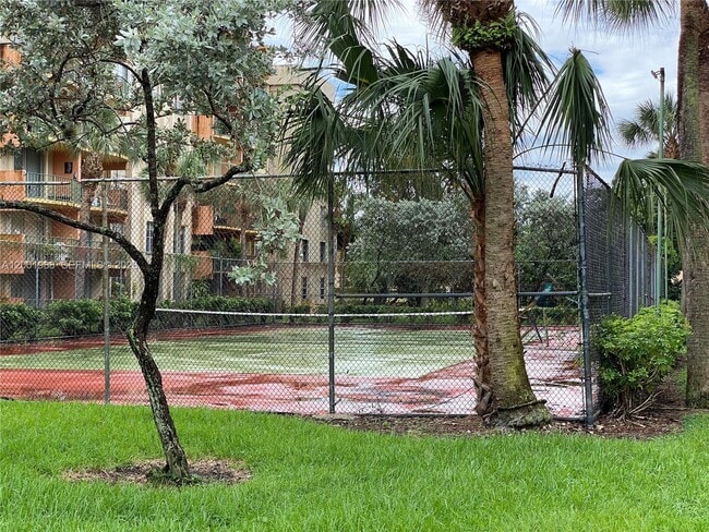 Building Photo - 9320 Fontainebleau Blvd