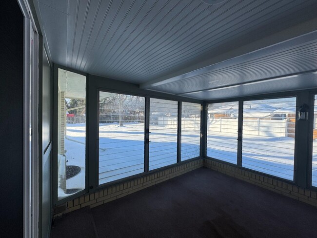 Building Photo - 513 N Ottawa Rd