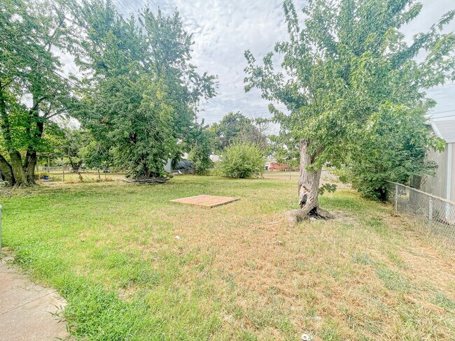 Building Photo - Updated 3/1 Home with Vaulted Ceilings & Large Fenced Backyard