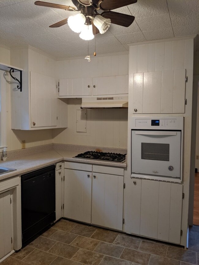 Building Photo - Black Mountain Rental!